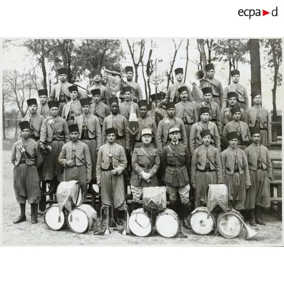 Photographie de groupe du 21e régiment de tirailleurs algériens en 1933.