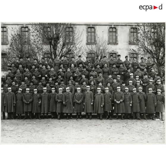 Photographie de groupe du 21e régiment de tirailleurs algériens en 1933.