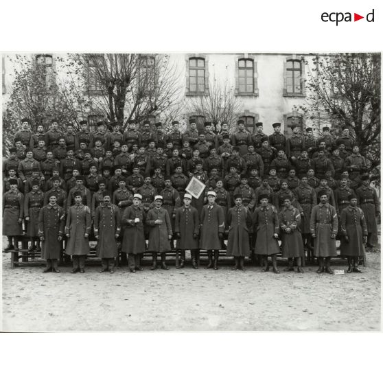 Photographie de groupe du 21e régiment de tirailleurs algériens en 1933.