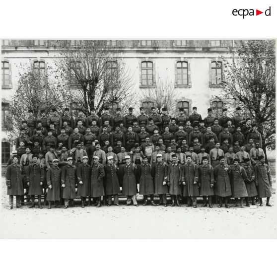 Photographie de groupe du 21e régiment de tirailleurs algériens en 1933.