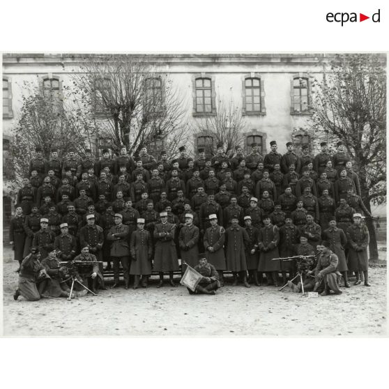 Photographie de groupe du 21e régiment de tirailleurs algériens en 1933.