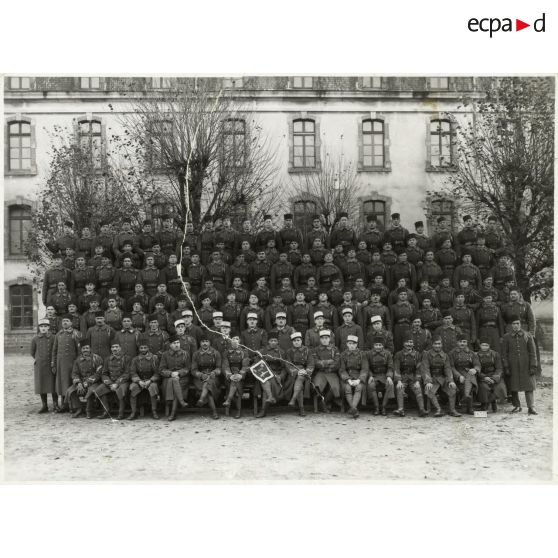 Photographie de groupe du 21e régiment de tirailleurs algériens en 1933.