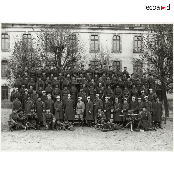 Photographie de groupe du 21e régiment de tirailleurs algériens en 1933.