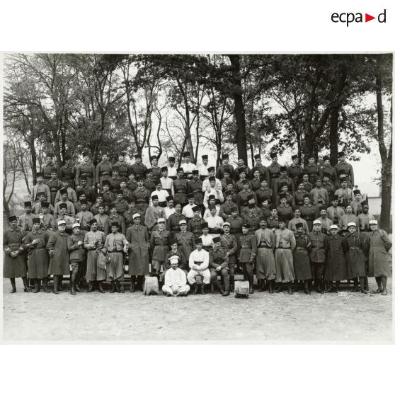 Photographie de groupe du 21e régiment de tirailleurs algériens en 1933.