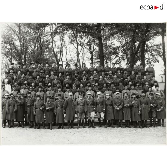 Photographie de groupe du 21e régiment de tirailleurs algériens en 1933.