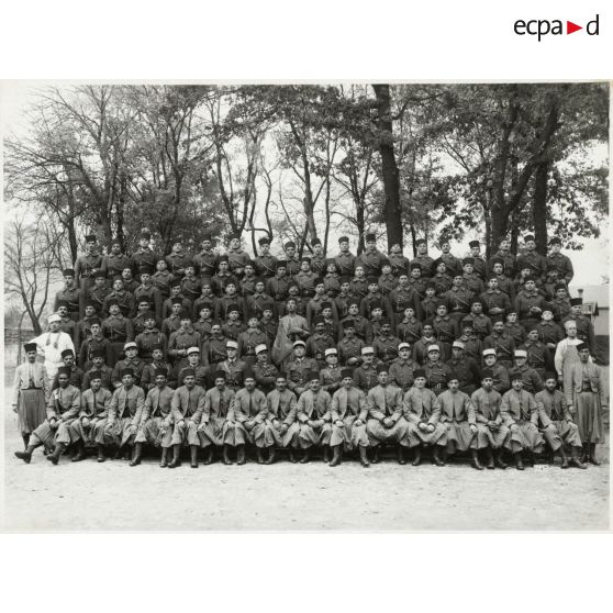 Photographie de groupe du 21e régiment de tirailleurs algériens en 1933.