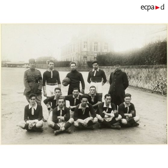 Photographie de groupe de sportifs du 11e régiment d'artillerie lourde coloniale (11e RALC).