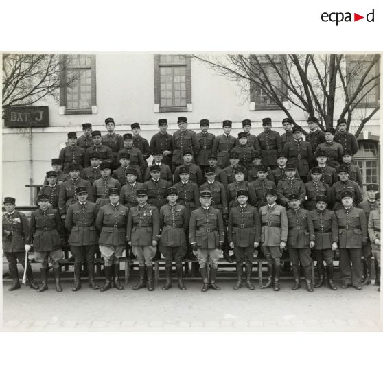 Photographie de groupe des officiers du 11e régiment d'artillerie lourde coloniale (11e RALC) dans les années 1930.