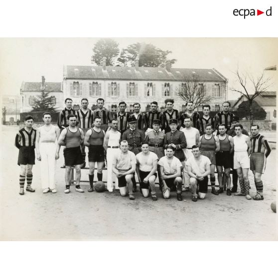 Photographie de groupe de l'équipe de football du 11e régiment régiment d'artillerie lourde coloniale (11e RALC).