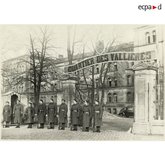 Le 39e régiment d'artillerie de région fortifiée (39e RARF) devant le quartier des Vallières dans les années 1930.