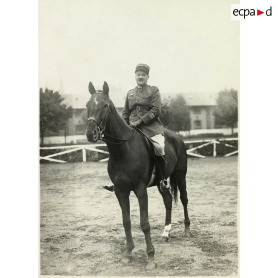 Portrait du colonel de Labretoigne du Mazel à cheval (chef de corps du régiment de 1936 à 1938).