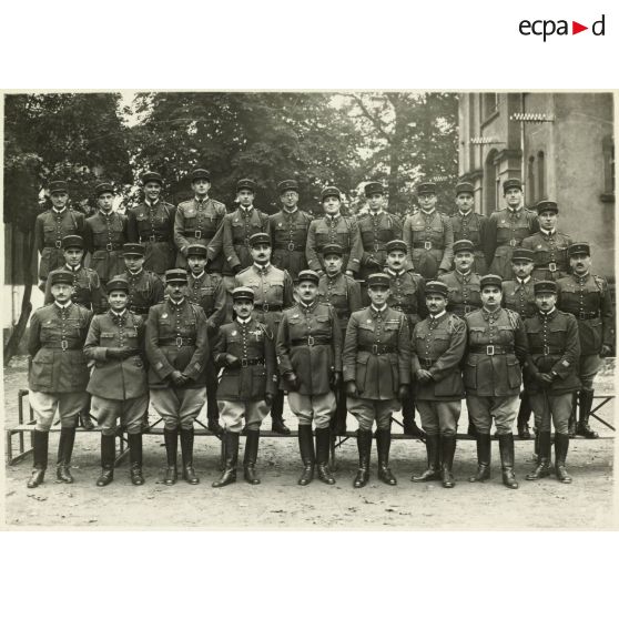 Photographie de groupe des officiers du 39e RARF au quartier des Vallières.