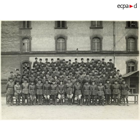 Photographie de groupe des officiers du 39e RARF au quartier des Vallières.