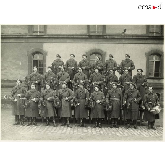 Photographie de groupe des musiciens du 39e RARF au quartier des Vallières.