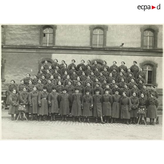 Photographie de groupe du 39e RARF au quartier des Vallières.