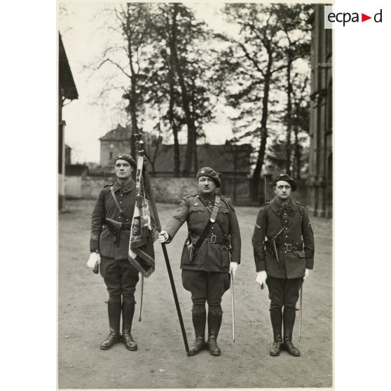 Photographie du drapeau du 39e RARF et sa garde au quartier des Vallières dans les années 1930.