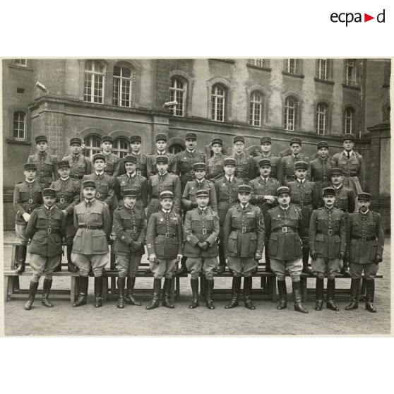 Photographie de groupe des officiers du 39e RARF au quartier des Vallières.