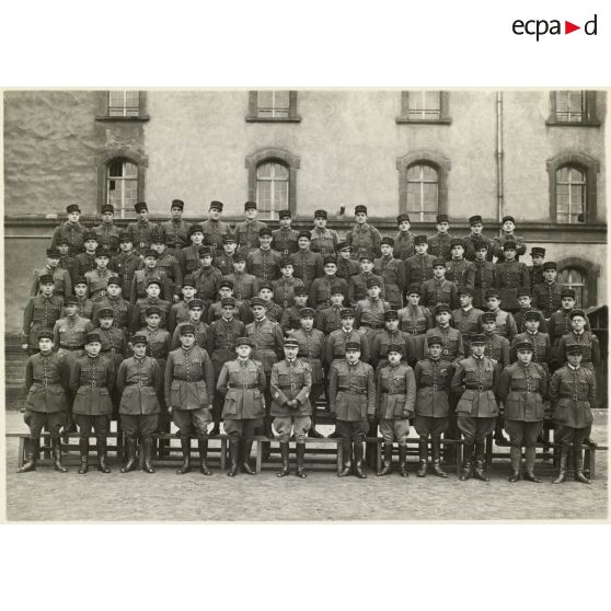 Photographie de groupe des officiers du 39e RARF au quartier des Vallières.