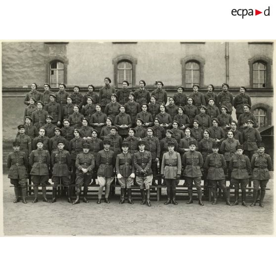 Photographie de groupe du 39e RARF au quartier des Vallières.