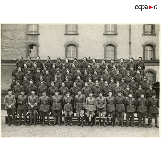 Photographie de groupe du 39e RARF au quartier des Vallières.