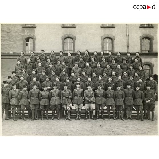 Photographie de groupe du 39e RARF au quartier des Vallières.