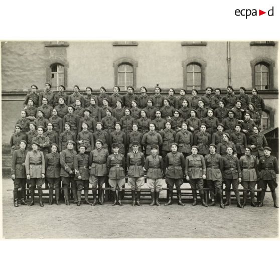 Photographie de groupe du 39e RARF au quartier des Vallières.