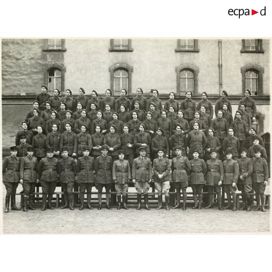 Photographie de groupe du 39e RARF au quartier des Vallières.