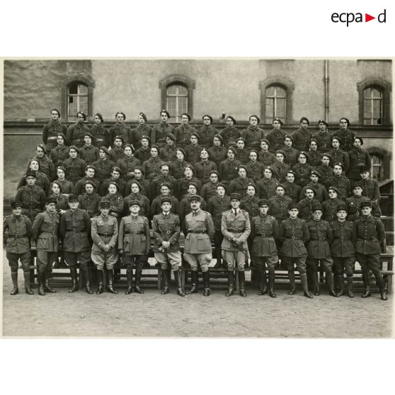 Photographie de groupe du 39e RARF au quartier des Vallières.