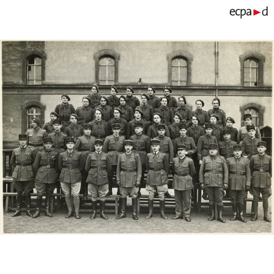 Photographie de groupe du 39e RARF au quartier des Vallières.