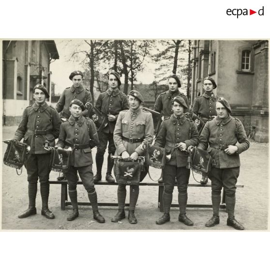 Photographie de groupe des musiciens du 39e RARF au quartier des Vallières.