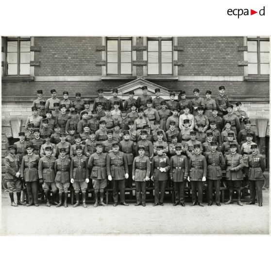 Photographie de groupe des officiers du 158e régiment d'infanterie (158e RI).