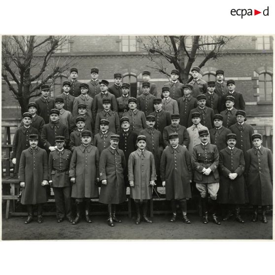 Photographie de groupe des officiers du 158e régiment d'infanterie (158e RI) en hiver.