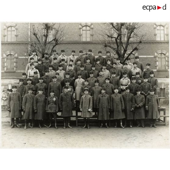 Photographie de groupe des officiers du 158e régiment d'infanterie (158e RI) en hiver.