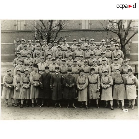 Photographie de groupe du 158e régiment d'infanterie (158e RI) en hiver.