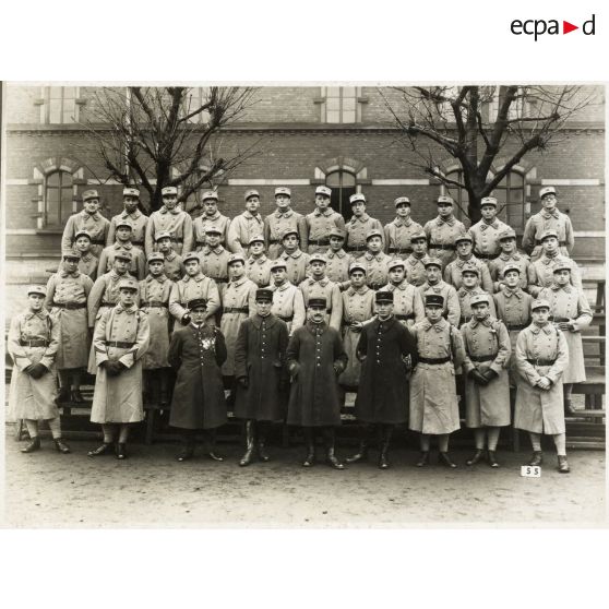 Photographie de groupe du 158e régiment d'infanterie (158e RI) en hiver.