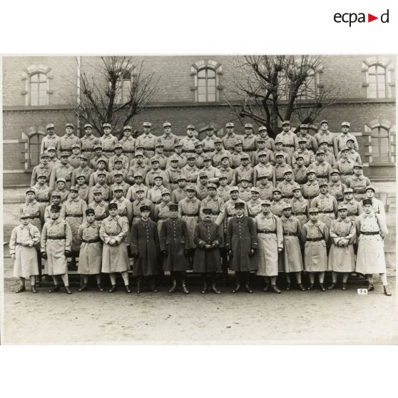 Photographie de groupe du 158e régiment d'infanterie (158e RI) en hiver.