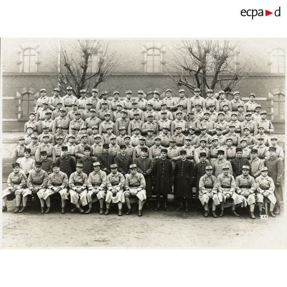 Photographie de groupe du 158e régiment d'infanterie (158e RI) en hiver.