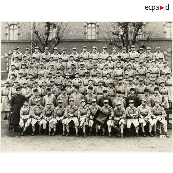 Photographie de groupe du 158e régiment d'infanterie (158e RI) en hiver.