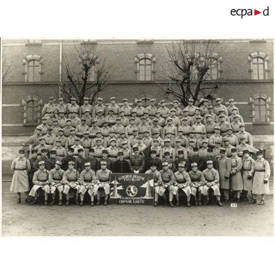 Photographie de groupe du 158e régiment d'infanterie (158e RI) en hiver.