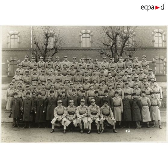 Photographie de groupe du 158e régiment d'infanterie (158e RI) en hiver.