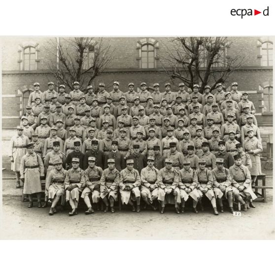 Photographie de groupe du 158e régiment d'infanterie (158e RI) en hiver.