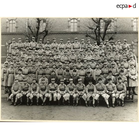 Photographie de groupe du 158e régiment d'infanterie (158e RI) en hiver.