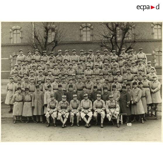 Photographie de groupe du 158e régiment d'infanterie (158e RI) en hiver.