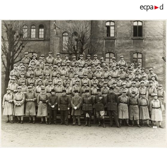 Photographie de groupe du 158e régiment d'infanterie (158e RI) en hiver.