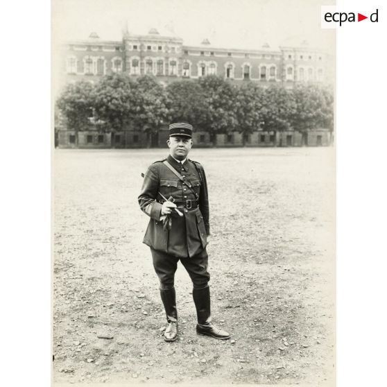 Portrait en pied du colonel, chef de corps du 158e régiment d'infanterie (158e RI).