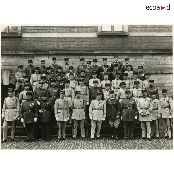 Photographie de groupe des officiers du 158e régiment d'infanterie (158e RI).