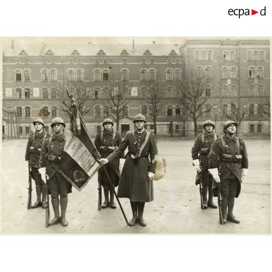 Le drapeau du 158e régiment d'infanterie et sa garde à la fin des années 1930.