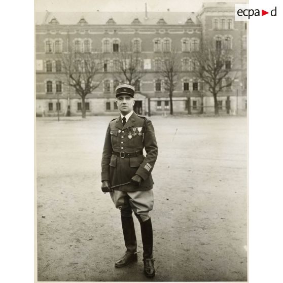 Portrait en pied du colonel, chef de corps du 158e régiment d'infanterie (158e RI) à la fin des années 1930.