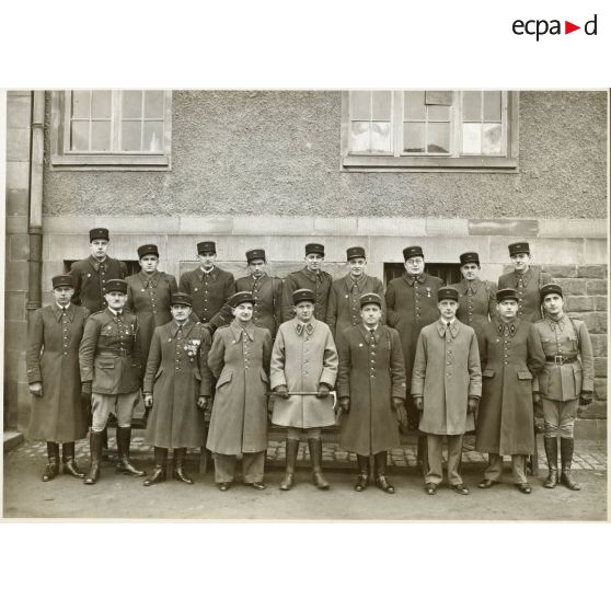 Photographie de groupe des officiers du 158e régiment d'infanterie (158e RI) à la fin des années 1930.