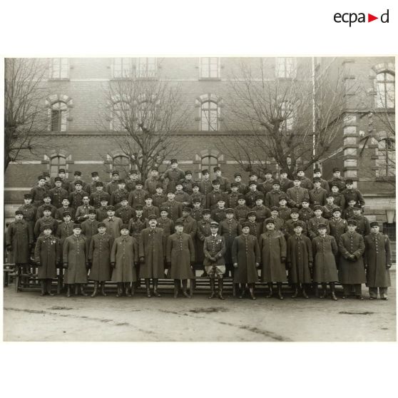 Photographie de groupe des officiers du 158e régiment d'infanterie (158e RI) à la fin des années 1930.